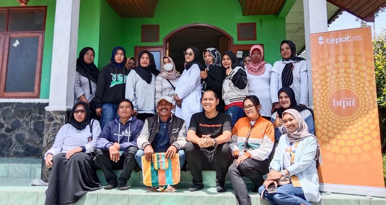 Pemimpin Wilayah Jawa Barat BTPN Syariah Andi Setio difoto bersama dengan nabasah di Sentra Kebon Jambu Pangalengan Kabupaten Bandung Selasa 19 Desember 2023.