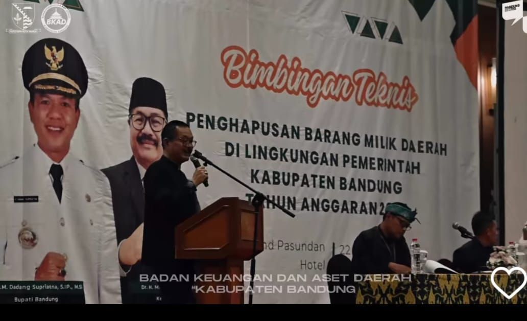 Kepala BKAD Kabupaten Bandung Dr. H. Marlan Nirsyamsu saat melakukan bimbingan teknis terkait penghapusan aset milik daerah yang diselenggarakan di Grand Pasundan Convention Hotel Kota Bandung