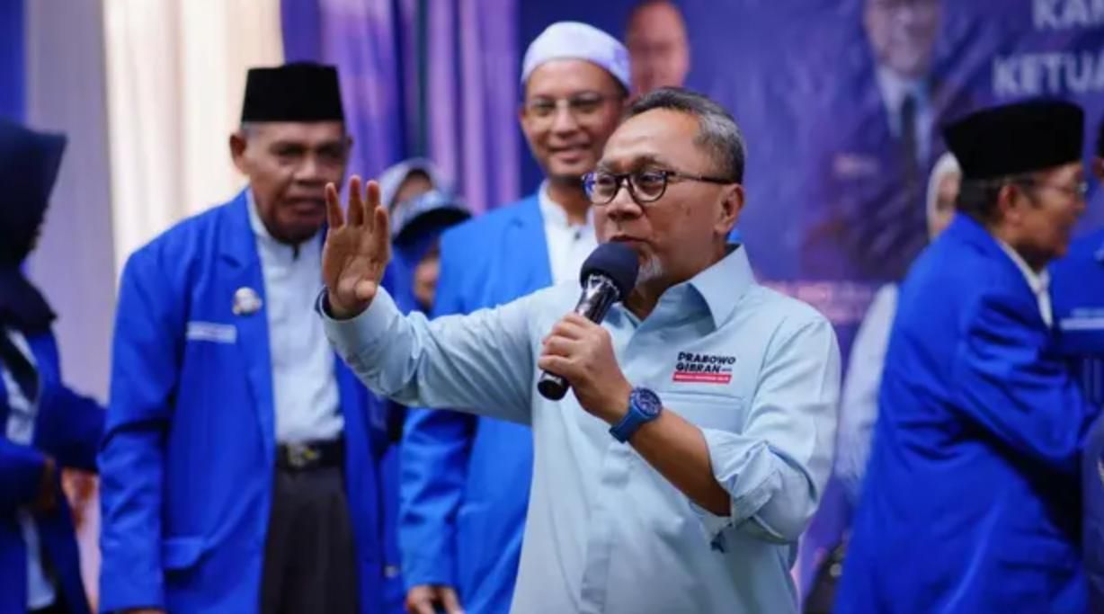Zulkifli Hasan bercanda soal pendukung Prabowo kalau sholat 'amin' dalam senyap. Hal ini menimbulkan reaksi marah dari warganet.