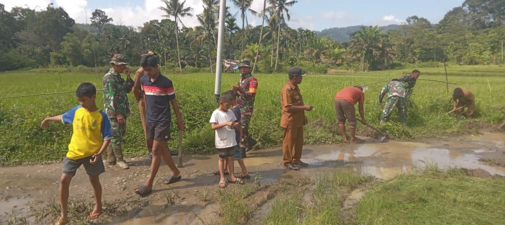 Pembersihan saluran air oleh prajurit TNI dan Polri bersama masyarakat Nagari Tanjung Beringin Selatan