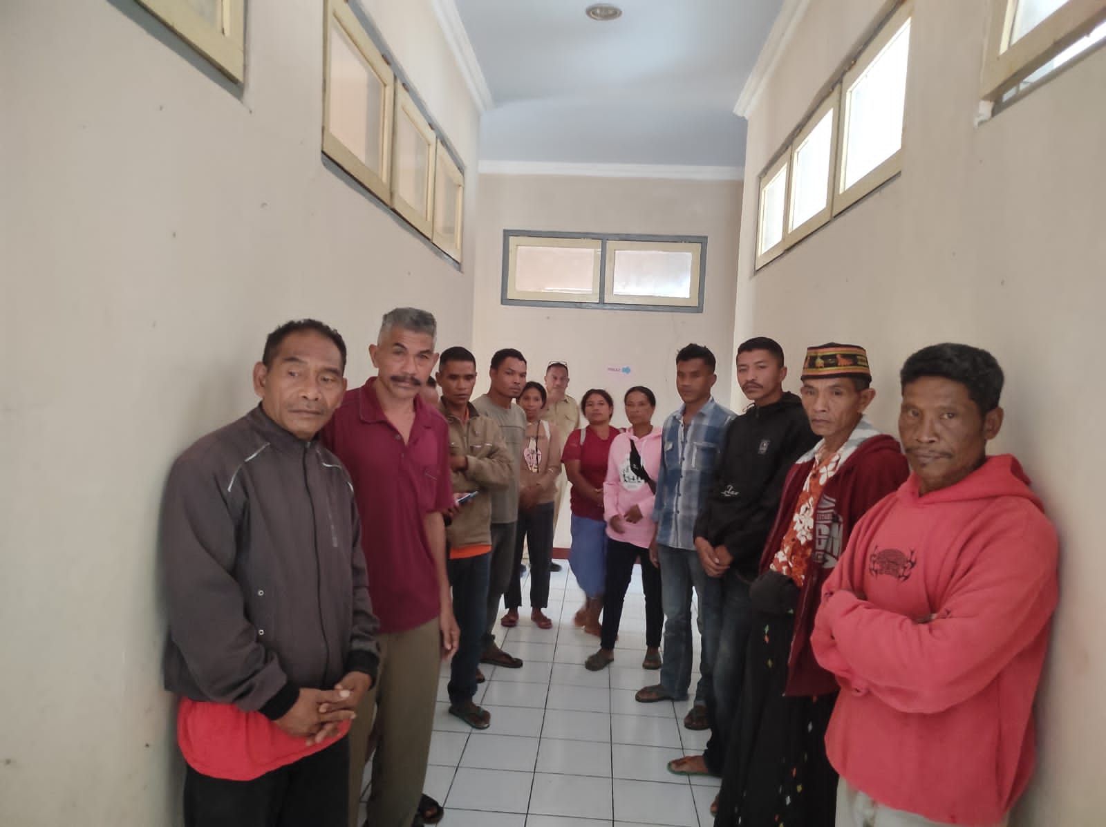 Puluhan pekerja proyek Lapisan Penetrasi (Lapen) geruduk kantor Dinas Koperasi, Usaha Kecil Menegah dan Tenaga Kerja Kabupaten Manggarai