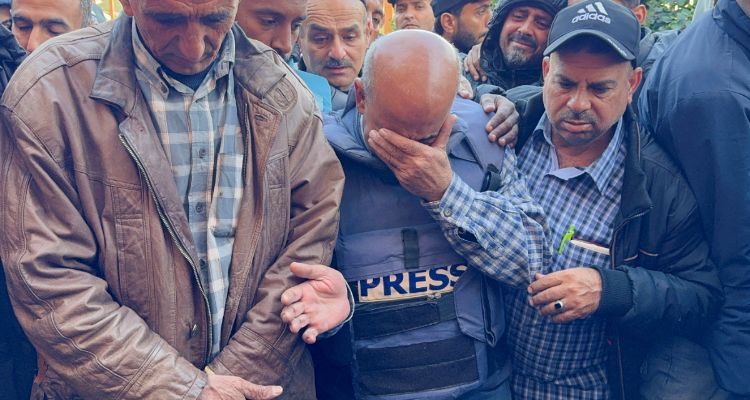 Seorang pelayat bereaksi ketika orang-orang Palestina menghadiri pemakaman juru kamera Al Jazeera Samer Abu Daqqa, yang terbunuh oleh serangan pesawat tak berawak Israel.