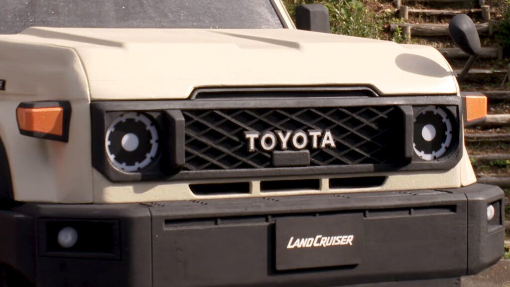 Detail yang lebih rumit tampak pada lampu depan LED, gril sarang lebah, lambang Toyota, dan roda.*/ 