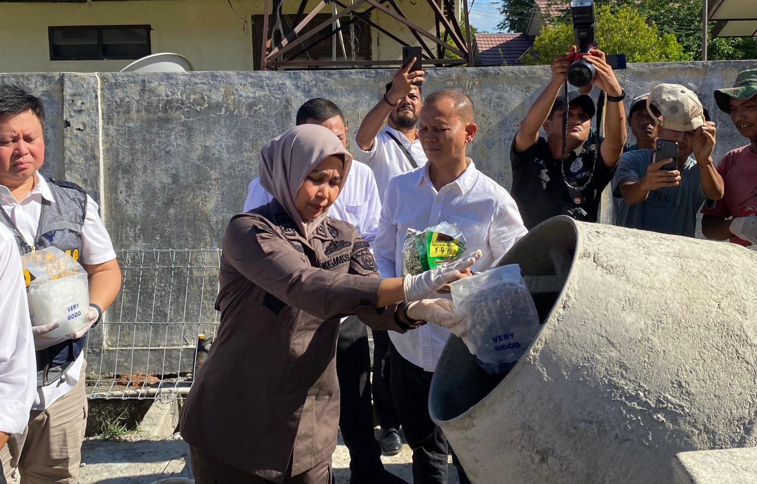 Proses pemusnahan barang bukti sitaan berupa narkotika sabu seberat 21 Kg di Mapolda Aceh. Kamis (21/12/2023)