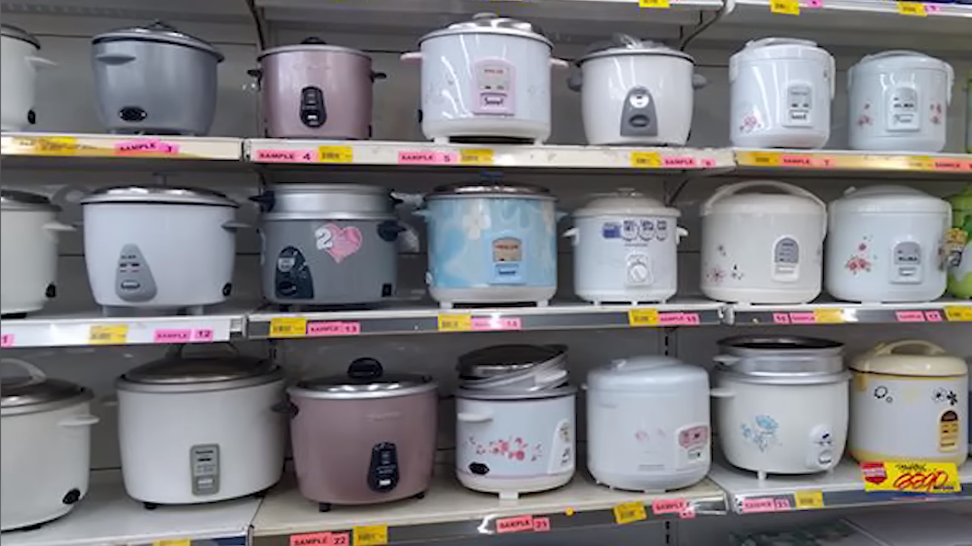 Jenis dan spesifikasi rice cooker bantuan yang akan diberikan kepada penerima.