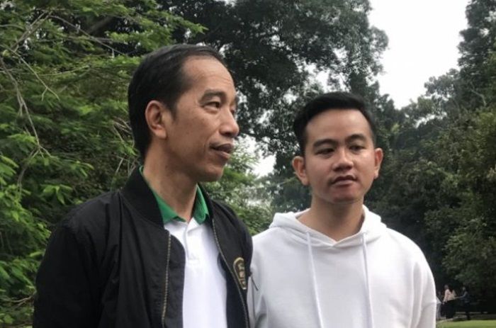 Presiden Joko Widodo bersama putra sulungnya yang juga cawapres nomor urut 3 Gibran Rakabuming Raka.