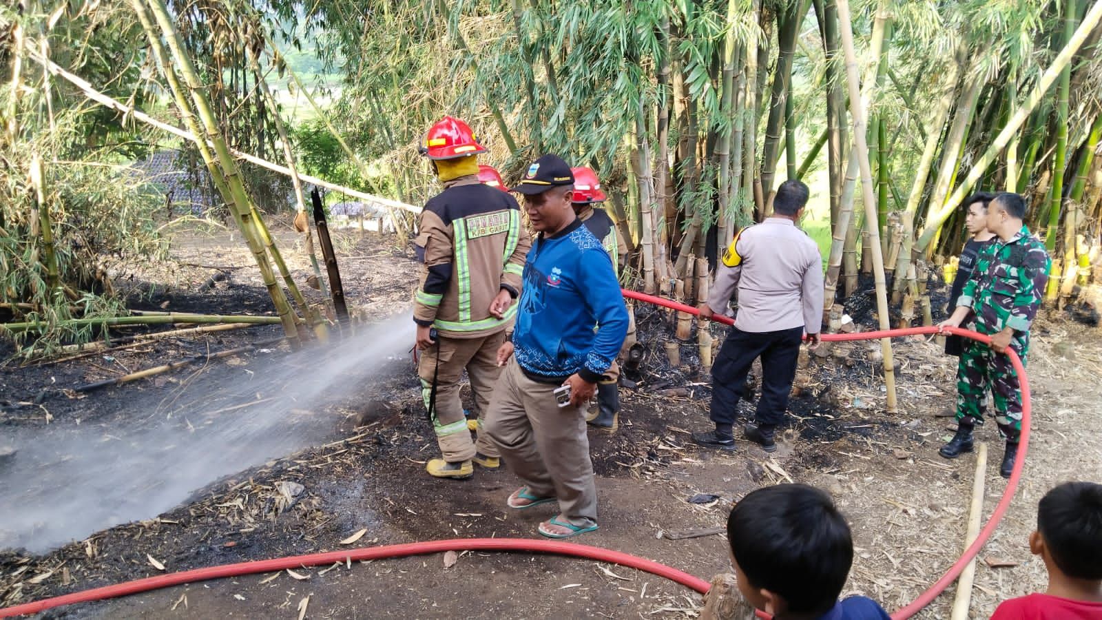 Polsek Pasirwangi bersama warga berhasil padamkan api.