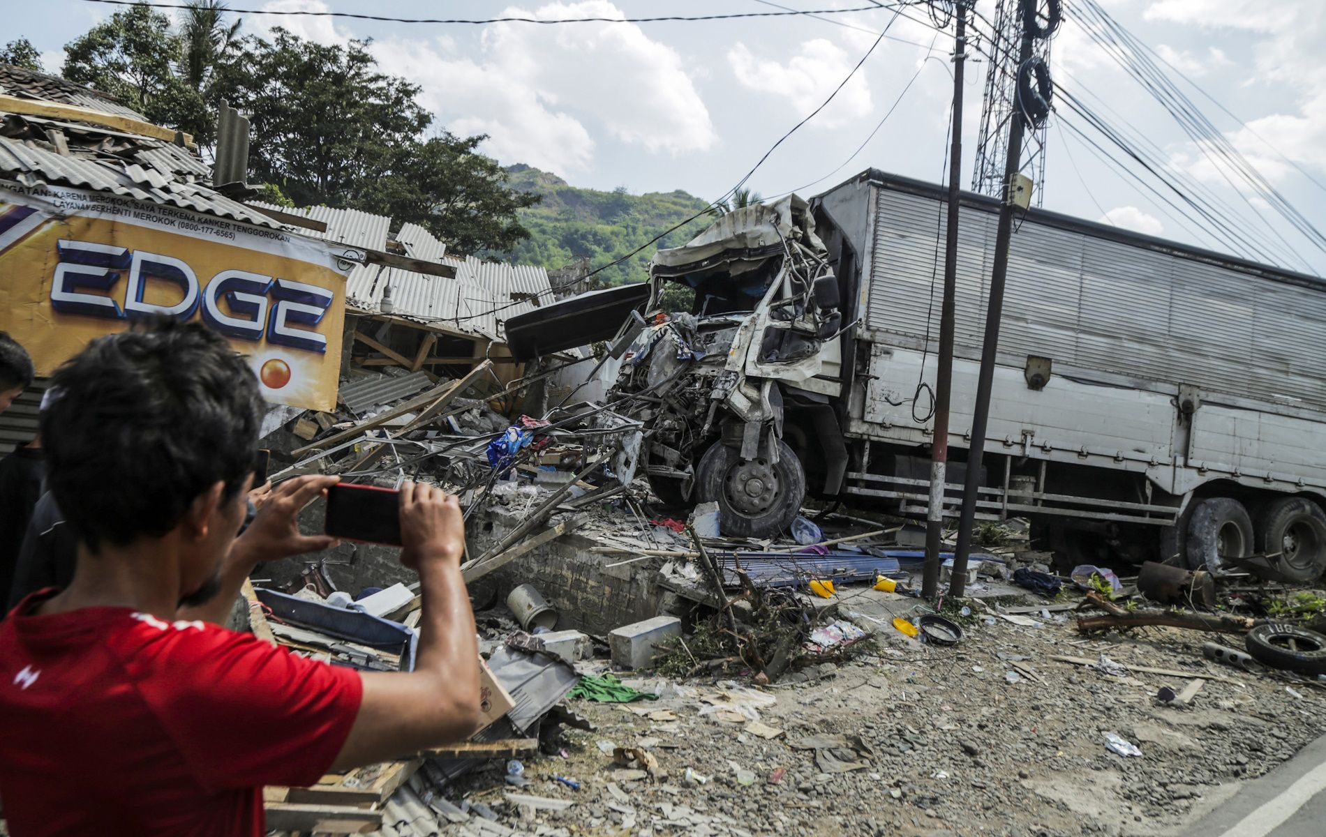 Warga mengamati truk yang mengalami kecelakaan di Gekbrong, Kabupaten Cianjur, Jawa Barat, Kamis (21/12/2023). 