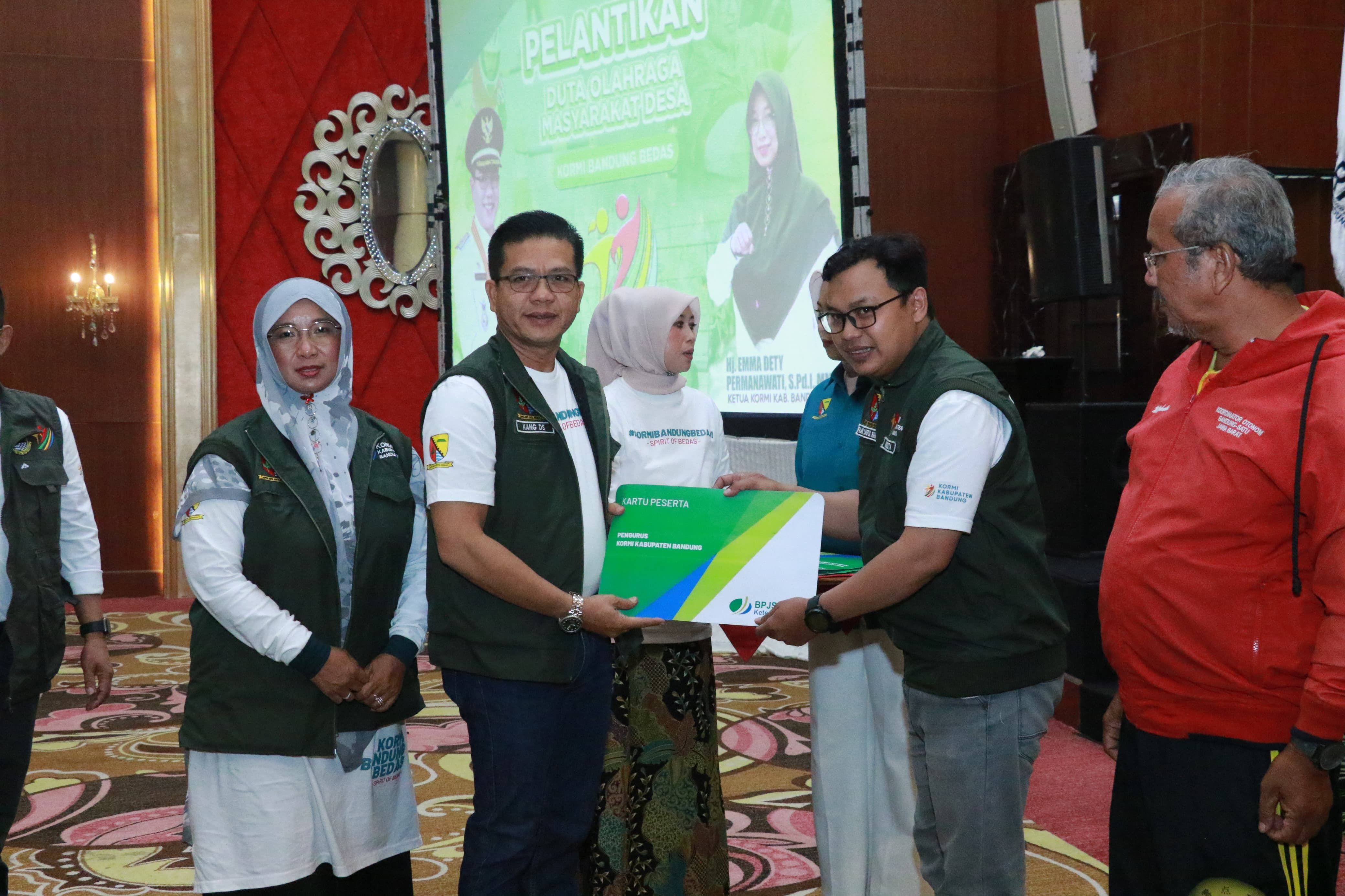 Bupati Bandung Dadang Supriatna ikut menghadiri pelantikan Duta Olahraga Masyarakat Desa KORMI Kabupaten Bandung di Hotel Sutan Raja, Kamis 21 Desember 2023 malam./ Diskominfo