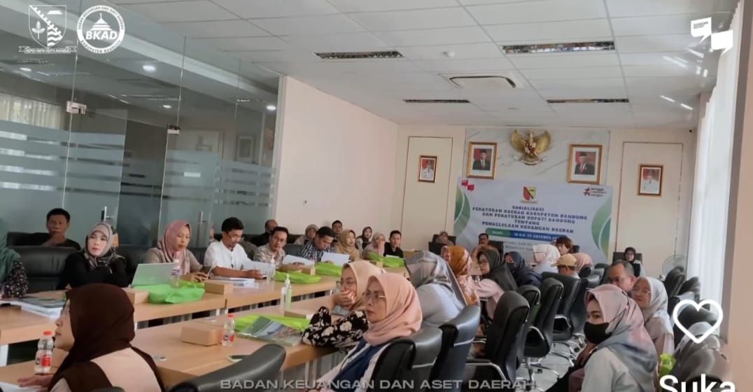 Para peserta Sosialisasi Peraturan daerah dan peraturan bupati Bandung sedang mendengarkan penjelasan dari pemateri