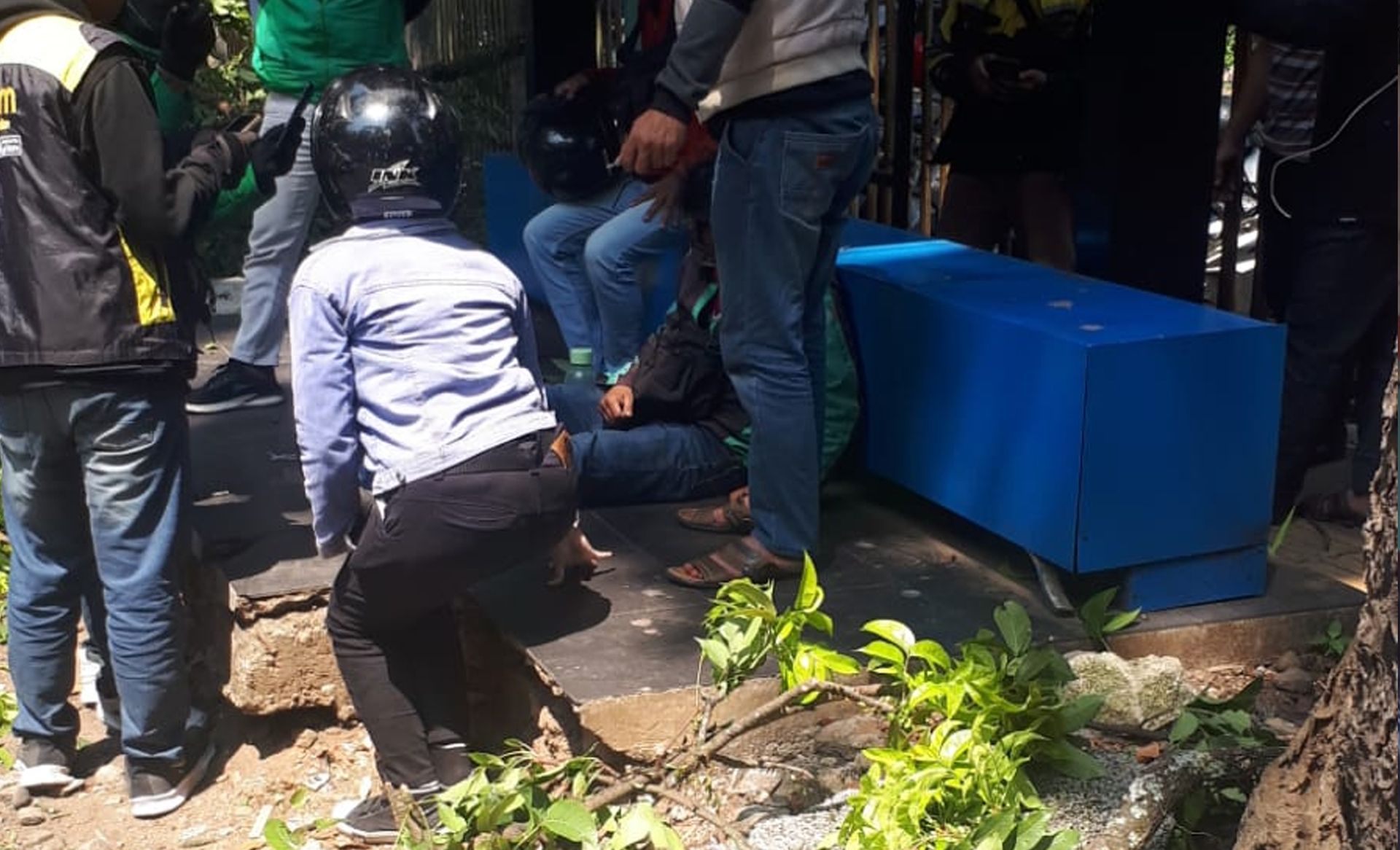 Driver Ojol tertimpaPohon tumbang di Jalan Tamansari, Kota Bandung, Jumat 22 Desember 2023 dahan pohon yang patah di Jalan Tamansari, Kota Bandung, Jumat 22 Desember 2023
