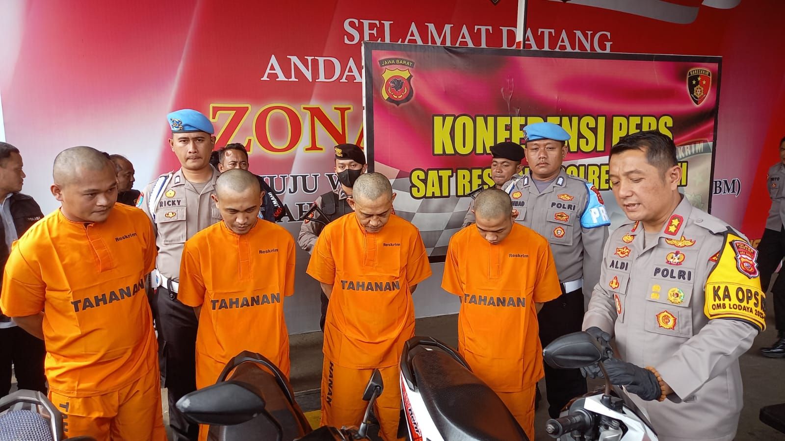 Polres Cimahi menangkap 4 orang pelaku sindikat ganjal ATM yang beroperasi di wilayah Jawa Barat.