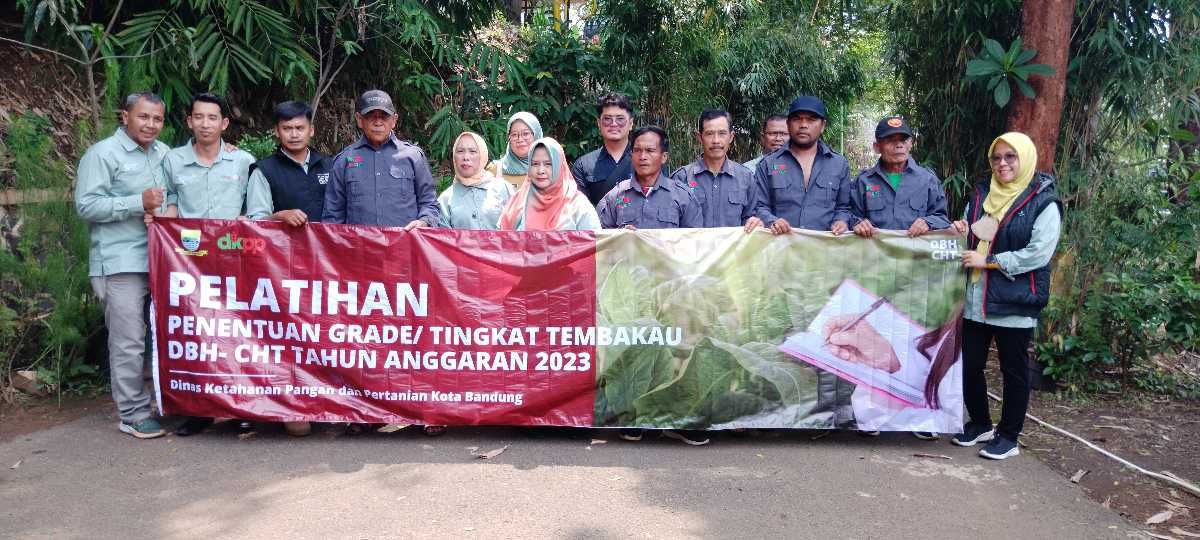 Eva Yosida (Kabid Dinas DKPP Kota Bandung) saat foto bersama kelompok tani usai pelatihan pembekalan tembakau