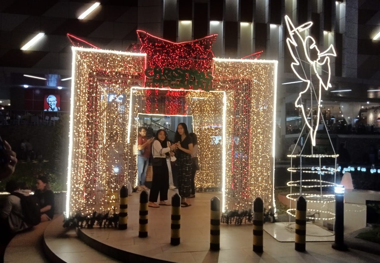 Tampak sejumlah pengunjung Mega Mall berswafoto  