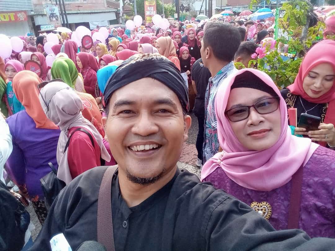 Parade Purbalingga Berkebaya Start dari Tamkot Usman Janatin. MC Dian Sulistiono (Dinkominfo/Wartawan Banjarnegaraku.com) dan Bangun Eni Mulyanti (Dinkominfo)