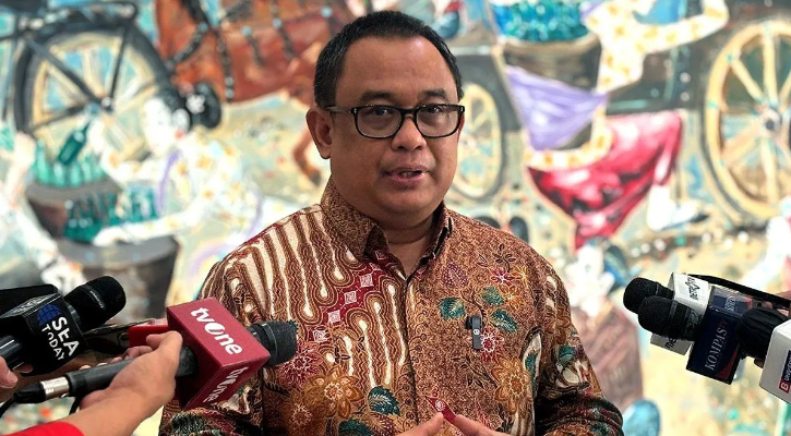  Koordinator Staf Khusus Presiden Ari Dwipayana memberikan keterangan kepada wartawan di Gedung Kementerian Sekretariat Negara, Jakarta.