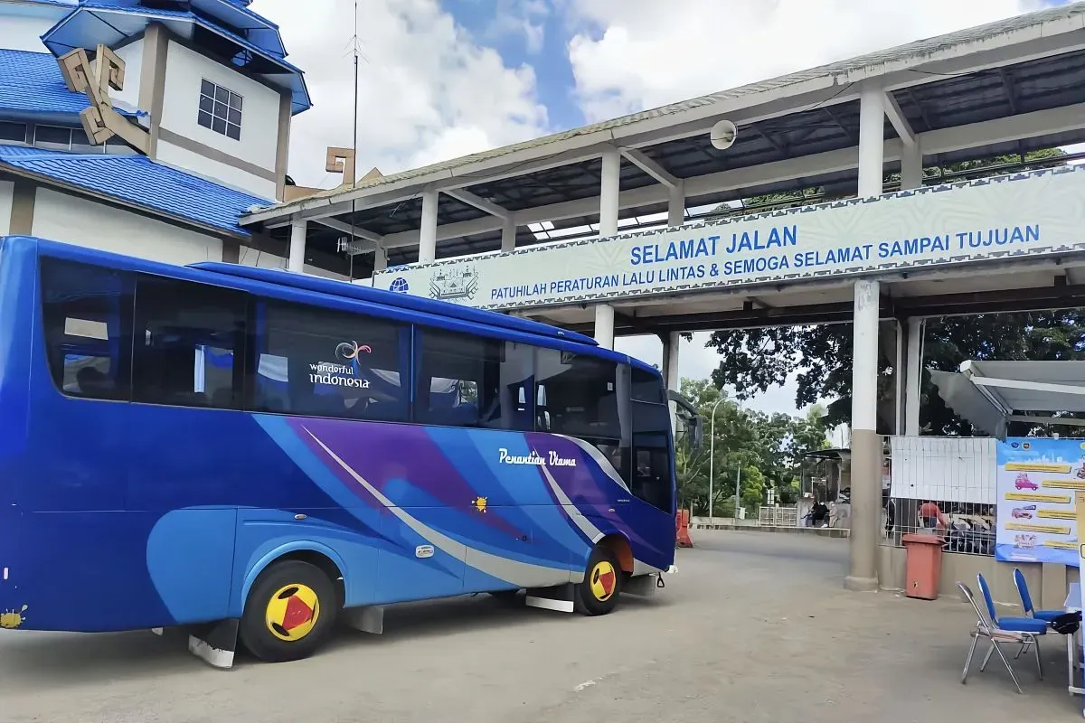 Ilustrasi: Bus Angkutan Antarkota Dalam Provinsi (AKDP) keluar dari Terminal Rajabasa Bandar Lampung. 