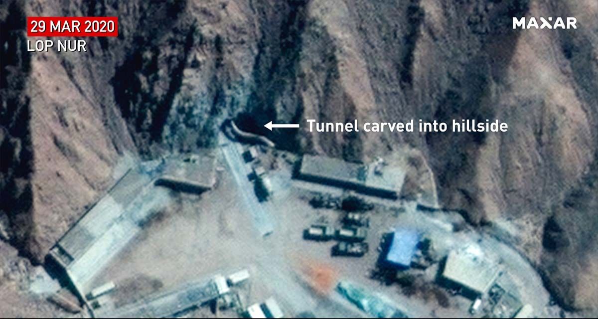 Citra Maxar menunjukkan beberapa poros/terowongan yang diukir di lereng bukit menuju Lop Nur, lokasi uji coba nuklir Cina.