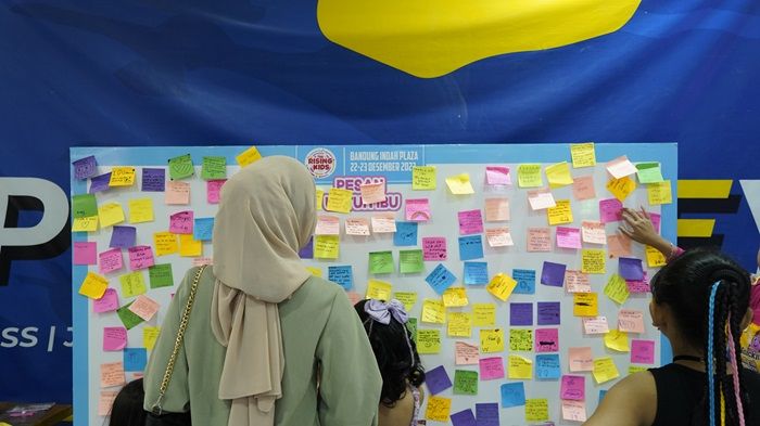 Orangtua dan peserta The Rising Star melihat tulisan ungkapan para peserta untuk ibunya di Bandung Indah Plaza, Jumat, 22 Desember 2023.