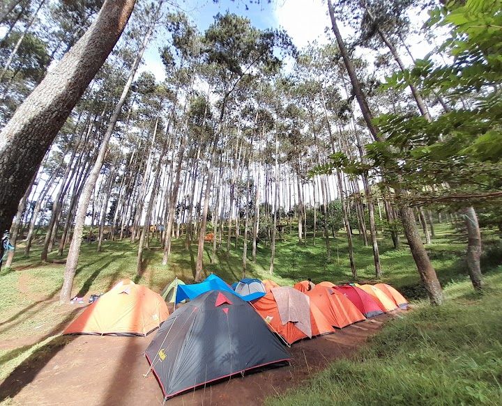 Spot camping hutan pinus di Batu Kuda Desa Cibiru Wetan, Kecamatan Cileunyi, Kabupaten Bandung. 