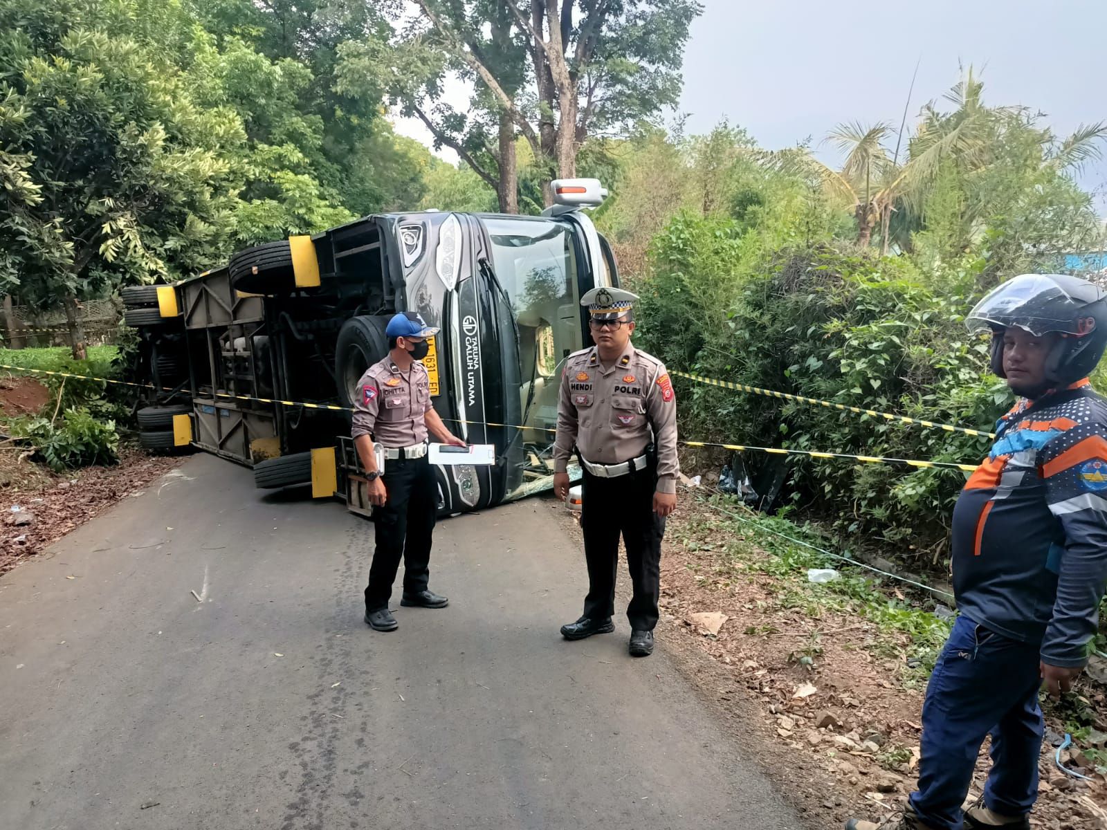 Kapolres Sumedang AKBP Joko Dwi Harsono memimpin upaya evakuasi bus terbalik di jalan Kiara Payung Kecamatan Sukasari Kabupaten Sumedang, Minggu 24 Desember 2023.*/kabar-priangan.com/Istimewa