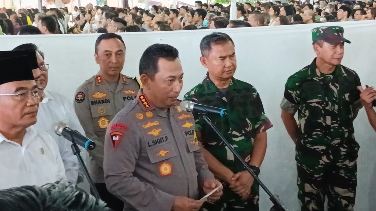 Kapolri Jenderal Listyo Sigit Prabowo saat meninjau Misa Malam Natal di Gereja Katedral Jakarta, 24 Desember 2023.
