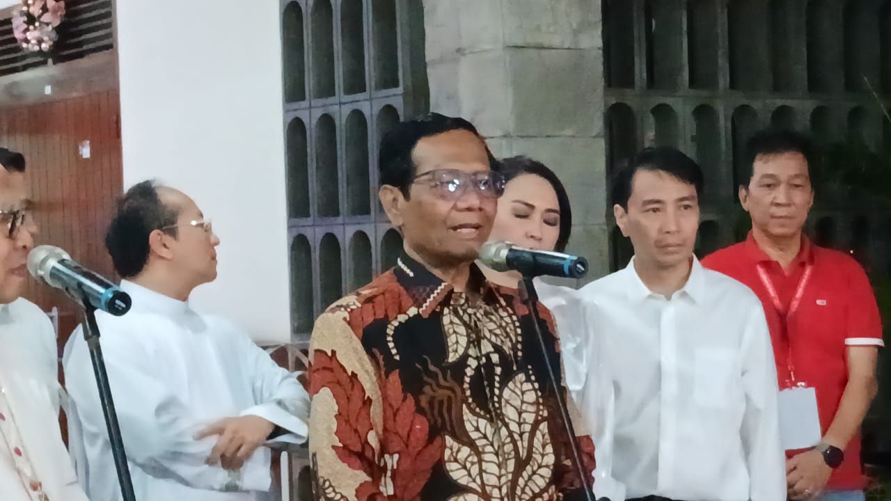 Menkopolhukam Mahfud MD meninjau pelaksanaan Misa malam Natal di Gereja Katedral Jakarta, Minggu, 24 Desember 2023.