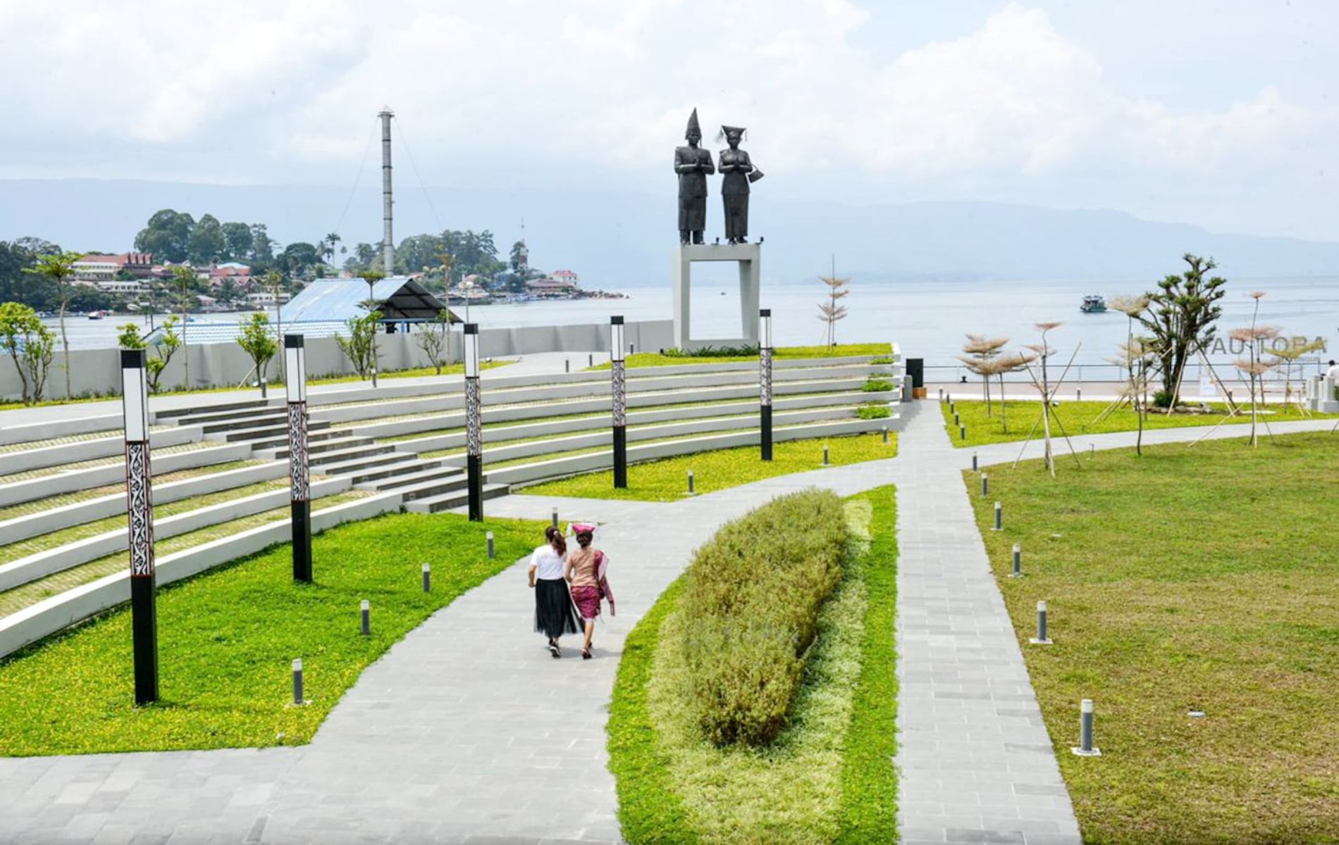 Pantai Bebas Parapat merupakan salah satu tempat wisata populer di kawasan Danau Toba. Adapun tempat wisata ini berlokasi di Kabupaten Simalungun, Parapat, Sumatera Utara./Dok. Kemenparekraf.