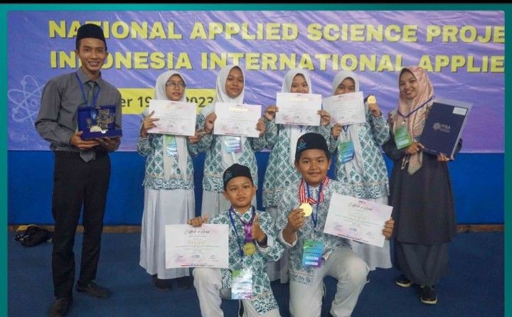 Al Falah Salatiga Sabet 2 Medali Emas dalam Ajang Indonesia International Applied Science Project Olympiad  2023.