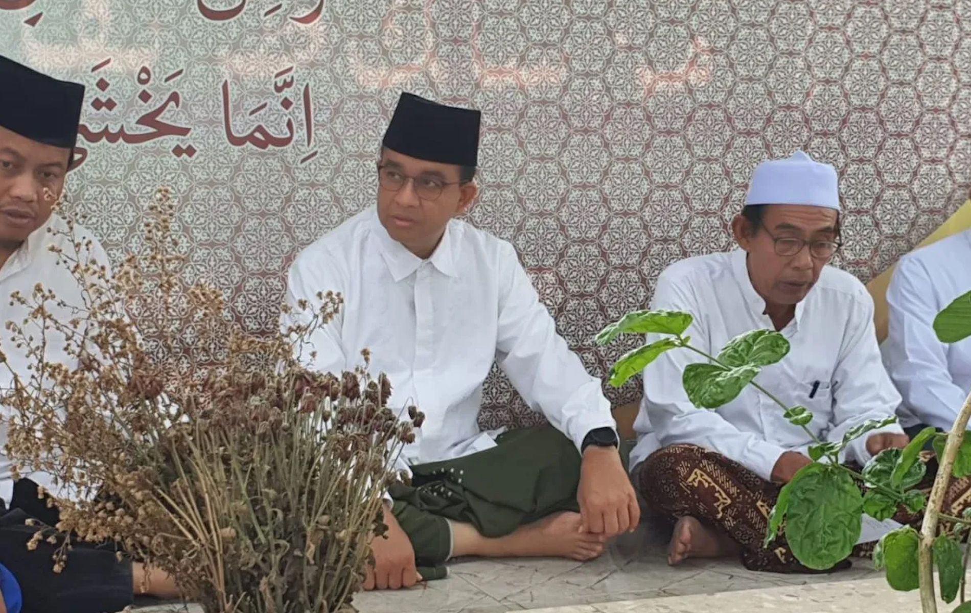 Calon presiden nomor urut satu Anies Baswedan ziarah ke makam KH Bisri Mustofa di Rembang, Jawa Tengah, Senin (25/12).