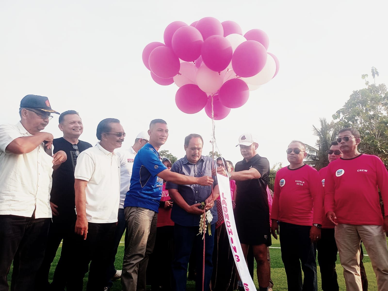 Bupati Pangandaran beserta jajaran meepas balon saat peresmian Stadion Pangandaran 
