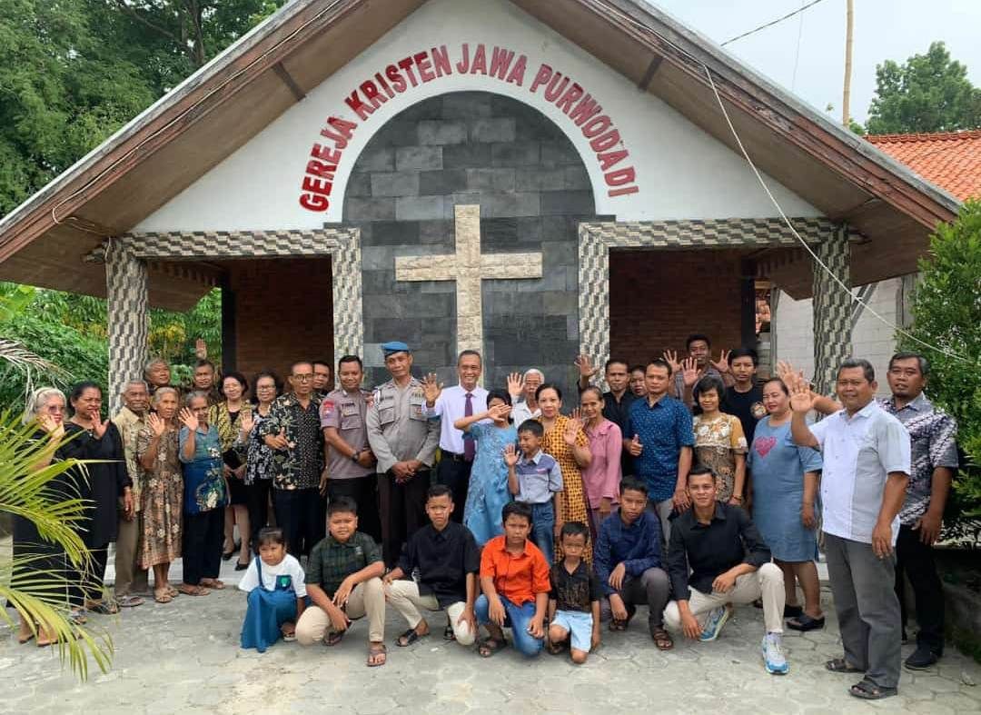 Para jemaat GKJ Purwodadi Pepanthan Mlowokarangtalun usai Kebaktian Natal 2023.