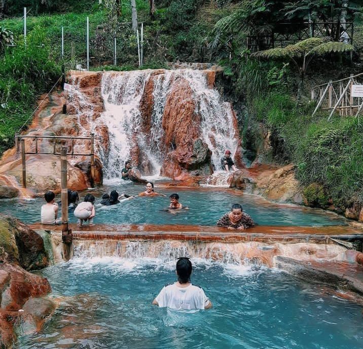 Curug Cipanas Nagrak merupakan air terjun dengan aliran air panas yang berada di Kampung Nagrak, Lembang, Bandung.