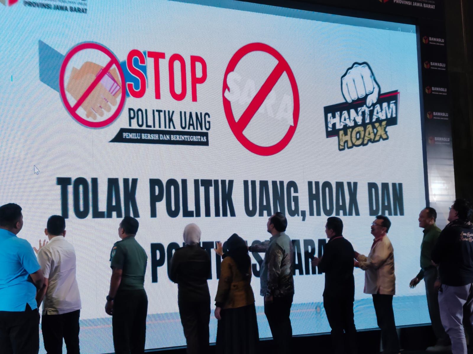 Acara Deklarasi Tolak Politik Uang, Hoax dan Politisasi SARA di Harris Convention Hall, Kota Bandung, Rabu (20/12/2023).