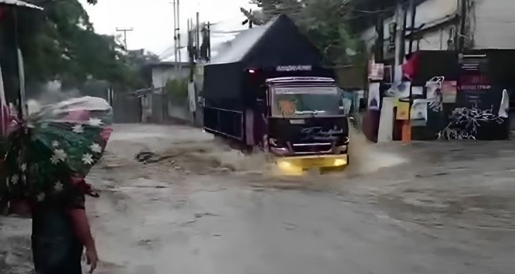 Hujan deras menerjang memicu akses lalu lintas sejumlah ruas jalan di Kota Cimahi sempat terputus, Senin, 25 Desember 2023.  
