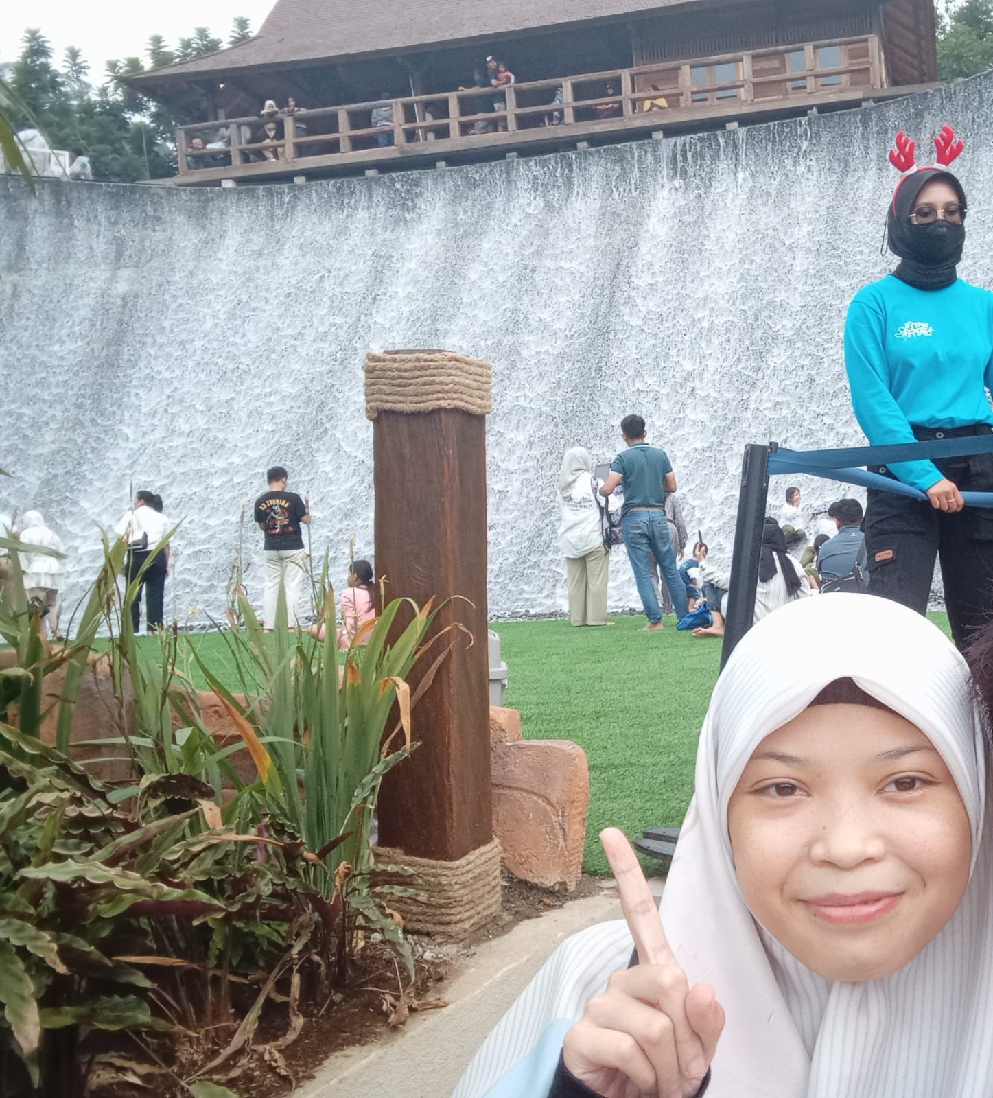  Pengunjung di lokasi air terjun buatan terbesar yang ikonik di Dusun Bambu