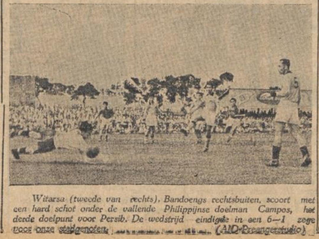 Tangkapan layar koran Algemeen Indisch Dagblad: De Preangerbode, 17 Juni 1953 yang menampilkan foto pemain Persib Witarsa membobol gawang Filipina yang dijaga Campos dengan sepakan kerasnya.