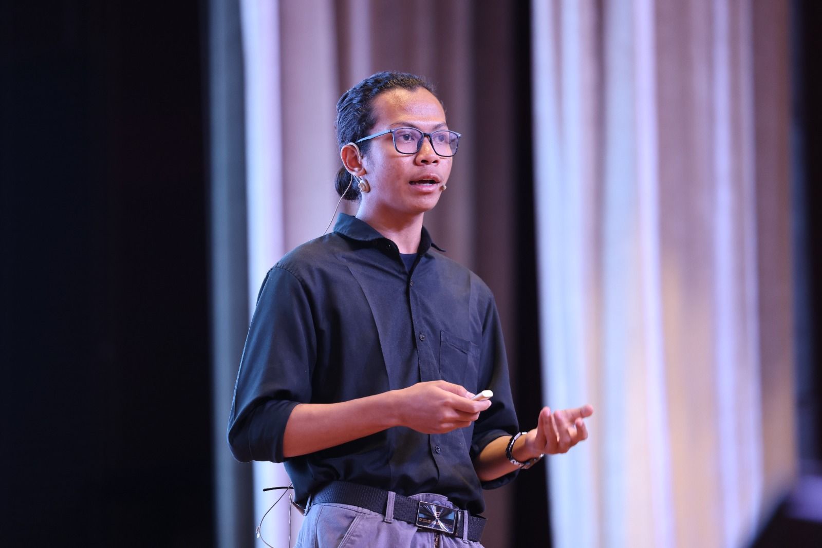 Adnan Hasyim Wibowo, mahasiswa program studi Geofisika, Fakultas Matematika dan Ilmu Pengetahuan Alam UI meraih predikat solution provider termuda pada forum bergengsi Asia Pacific Solution Forum (APSF) 2023 yang diselenggarakan oleh Sustainable Development Solutions Network (SDSN).