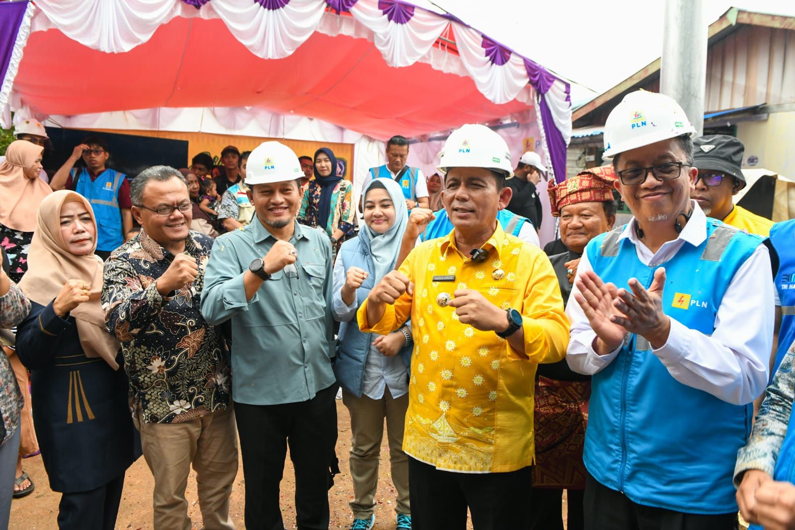 Setelah 64 tahun masyarakat Pulau Buluh, Kecamatan Bulang, Batam, Kepulauan Riau menanti, akhirnya kini listrik di pulau tersebut bisa beroperasi selama 24 jam.