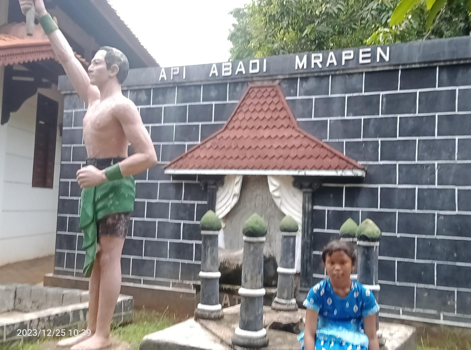 Miniatur Api Abadi Mrapen di anjungan Kabupaten Grobogan.