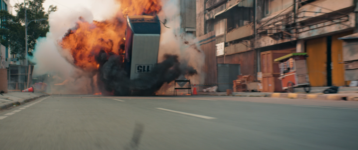 Ledakan truk uang di film 13 Bom di Jakarta