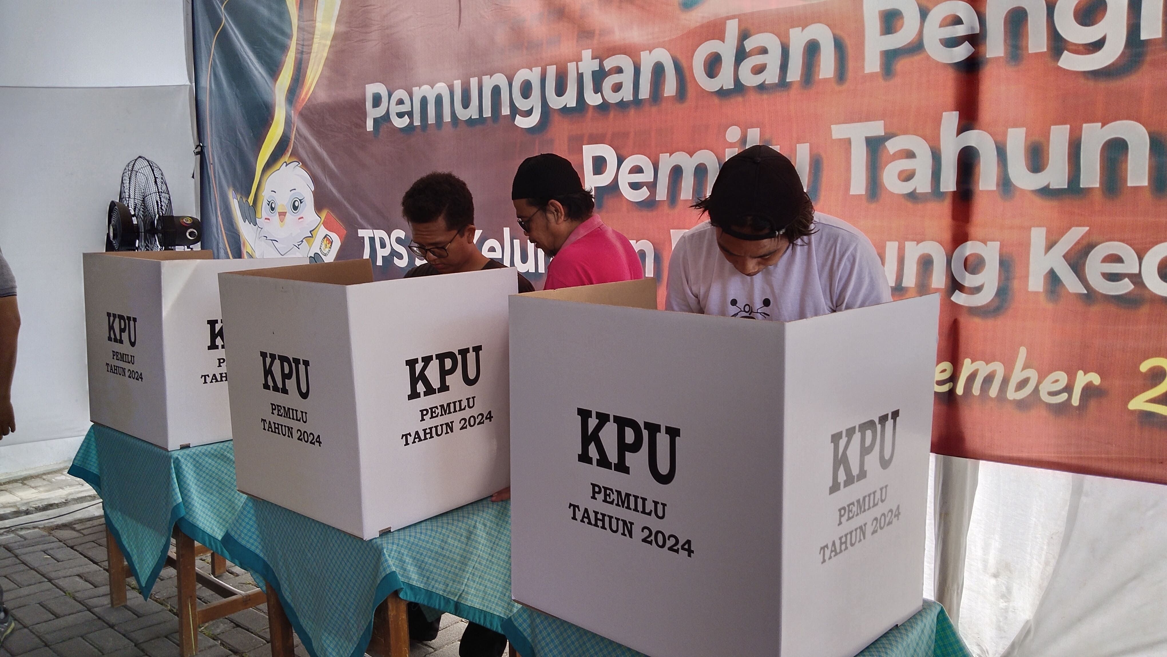 KPU Kota Tegal menggelar simulasi pemungutan dan penghitungan suara Pemilu 2024 di TPS 30 Kelurahan Panggung, Selasa, 26 Desember 2023.
