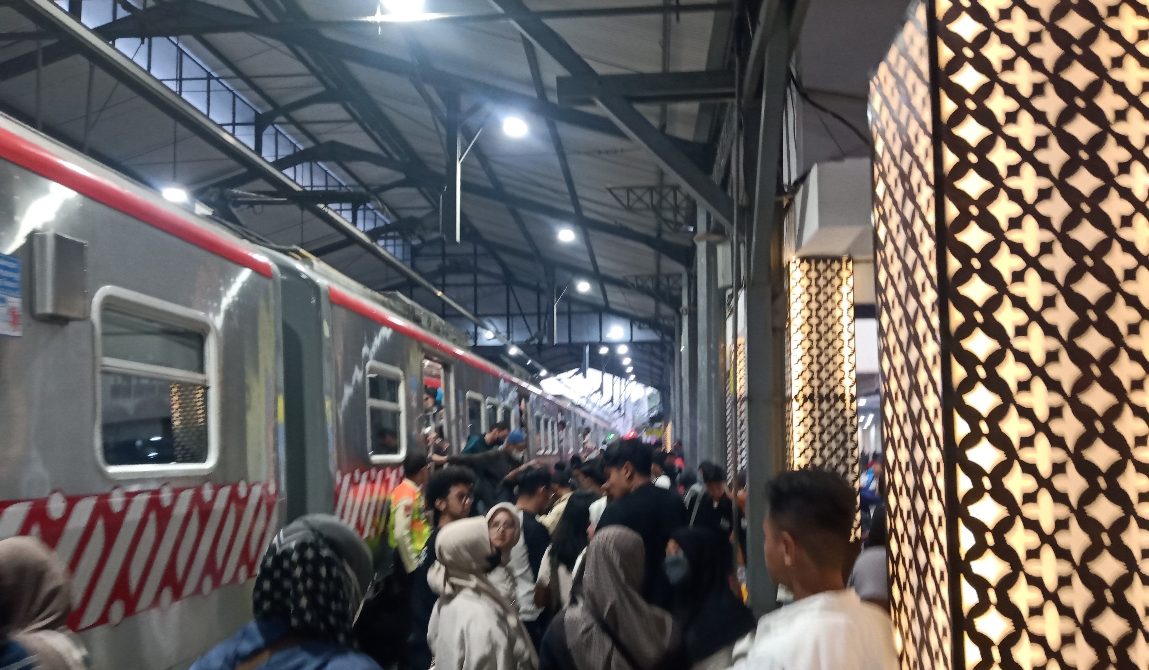 Suasana penumpang di Stasiun Lempuyangan, Yogyakarta.* Senin 25 Desember 2023/