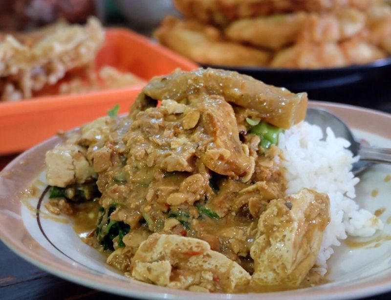 RM Pecel Bu Kis, ada menu lain juga seperti: nasi pecel, nasi gado gado, trancam, dan selat Solo.