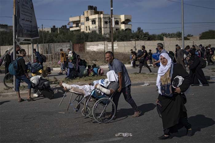 Warga Palestina mengungsi ke Jalur Gaza selatan di Jalan Salah al-Din di Bureij, Jalur Gaza, 10 November 2023.