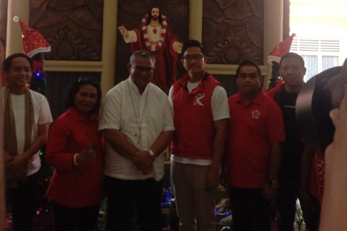 Kaesang Pangarep pose bersama Uskup Maumere Mgr. Ewaldus Martinus Sedu, Pr.//