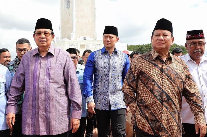 Susilo Bambang Yudhoyono (SBY) berjalan bersama Prabowo Subianto didampingi Agus Harimurti Yudhoyono (AHY) di Aceh.