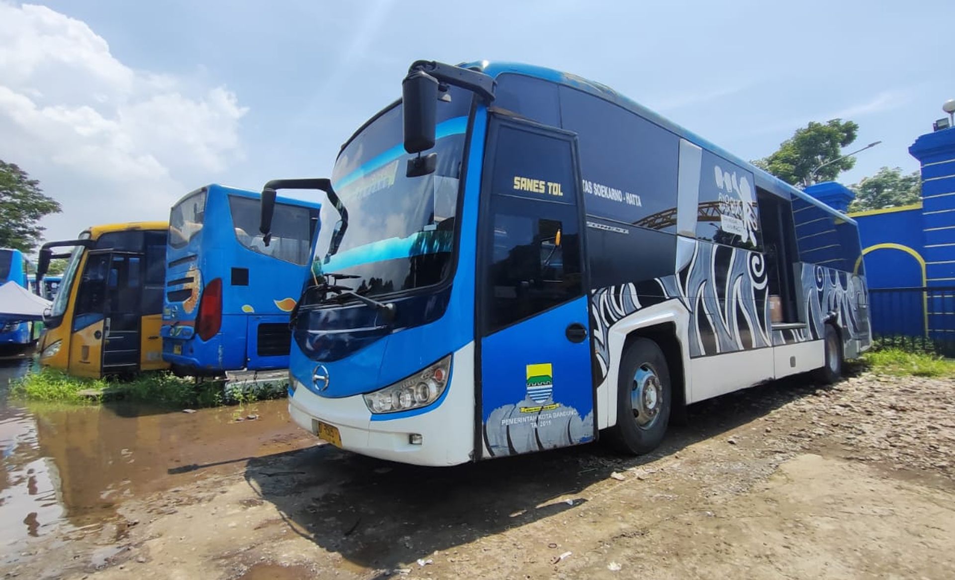 Armada Bus TMB dan Bus Sekolah Kota Bandung yang terparkir di Kantor Dishub Kota Bandung, Rabu 27 Desember 2023