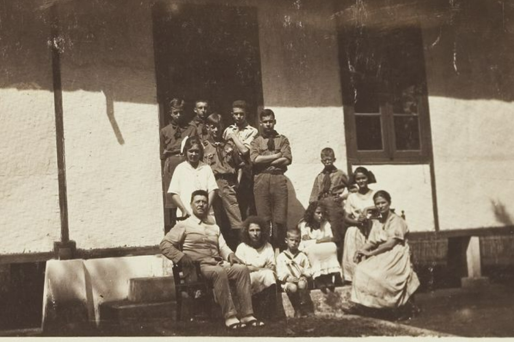 Mayjen Infanteri R. ten Seldam bersama rombongan pramuka dan beberapa anak lainnya di Cisarua dalam foto yang diambil tahun 1921.(KITLV)