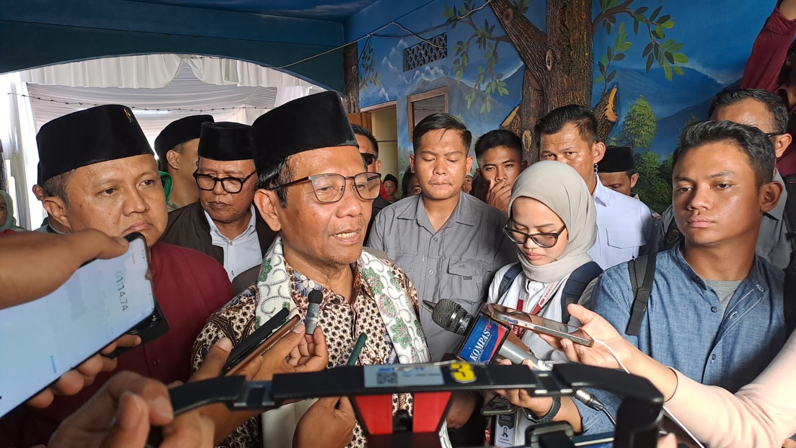 Mahfud MD saat mengunjungi pondok pesantren di Kota Sukabumi, Rabu 27 Desember 2023.